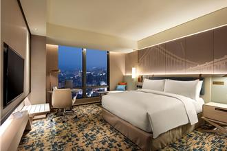 飯店優惠！新板希爾頓滿額抽住宿券  六福居住房請吃雙人養生鍋