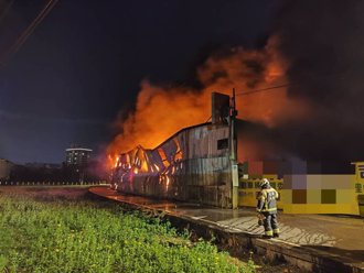 桃園八德汽機車回收場火警 烈焰沖天警消搶救中