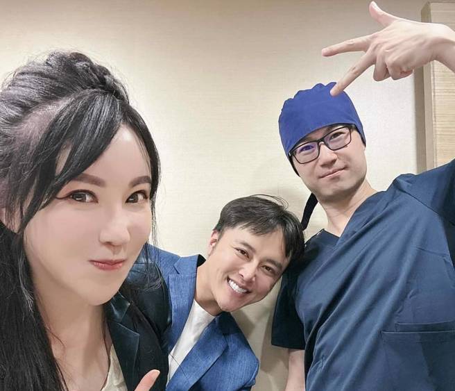 顏面外科專科醫師吳丞鎧(右)被封為整型界的「神之手」。左起莊斯棋、羅傑灝。(戴志揚翻攝)