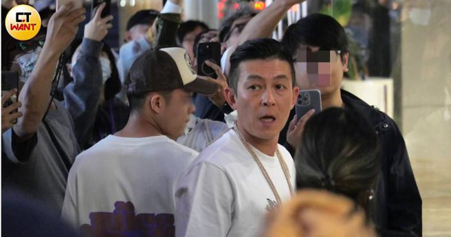 难得来台的陈冠希，被台湾粉丝热情包围。（图／本刊摄影组）