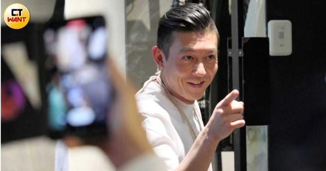 虽然身体已经很疲倦，但面对粉丝陈冠希还是打起精神有求必应。（图／本刊摄影组）