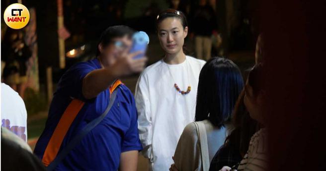 不少粉丝也争相与秦舒培自拍，秦舒培也相当宠粉，有求必应。（图／本刊摄影组）