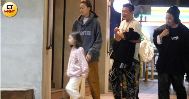 工作结束后陈冠希带着老婆女儿一同享用麻辣锅。（图／本刊摄影组）