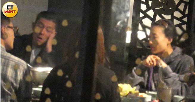 陈冠希在用餐期间抵挡不住身体的疲惫打起哈欠。（图／本刊摄影组）