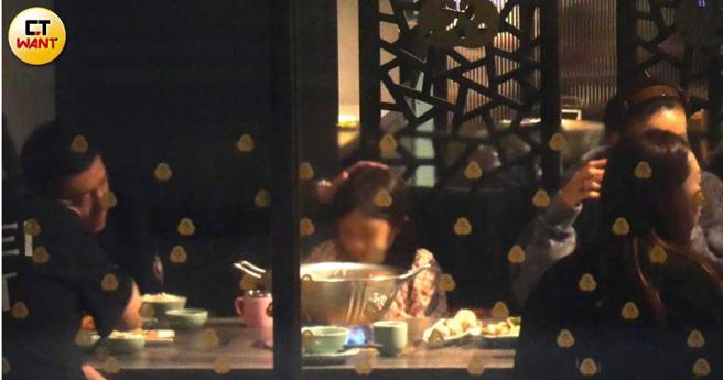 纵使精神不佳，但陈冠希用餐时仍不时会伸手摸摸女儿的头，展现出温柔的一面。（图／本刊摄影组）
