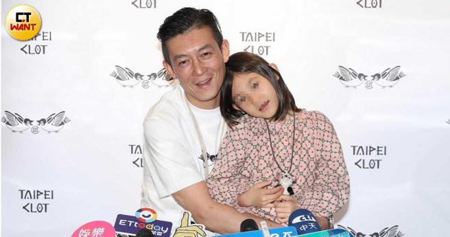 陈冠希带着女儿出席活动接受访问，时时充满父爱的眼神。（图／本刊摄影组）
