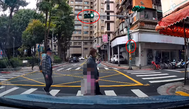 駕駛的行車紀錄器拍下，共有4名行人走斑馬線闖紅燈，甚至還有媽媽牽著女兒邊走邊低頭滑手機。（圖／翻攝自臉書爆怨公社）