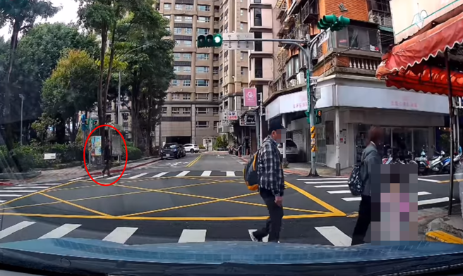 駕駛的行車紀錄器拍下，對面也有位深色衣服的男子也趁勢走斑馬線闖紅燈。（圖／翻攝自臉書爆怨公社）