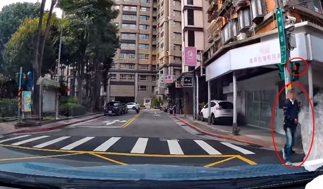 駕駛要通過該路口後，還可發現右側行人號誌已由綠燈轉為紅燈，還有行人左右看了一下，疑似要走斑馬線闖紅燈。（圖／翻攝自臉書爆怨公社）