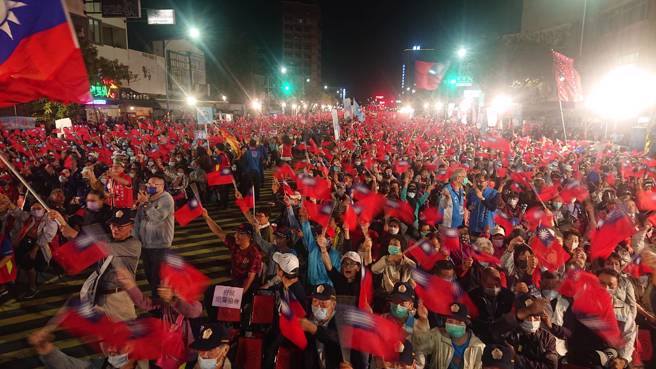 國民黨總統候選人侯康配全台首場萬人造勢，26日直搗深綠選區的台南市，現場人山人海，台下群眾揮動國旗高喊凍蒜（程炳璋攝）