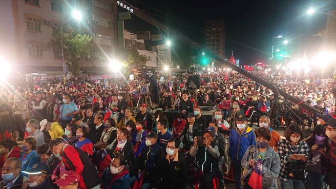 國民黨總統候選人侯康配26日在台南市海安路舉辦全台首場造勢晚會，現場人山人海座無虛席。（程炳璋攝）