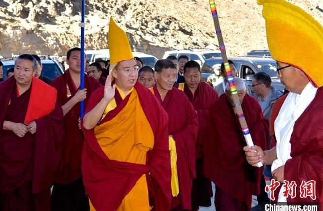 班禅喇嘛近日出访各地寺庙礼佛讲经，并规劝僧眾潜心修行，减少手机等电子产品的依赖。（中新社）