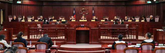 黄伟凯、纪怡慧夫妇贩毒，纪遭判刑7年8月，法院依毒品「扩大没收」新制，没收2人近亿元犯罪所得，纪女声请释宪。宪法法庭27日开庭，这也是15位大法官都由蔡英文总统任命后，首次15位大法官公开审案。图为新任大法官朱富美（左）、尤伯祥（右）。（黄世麒摄）