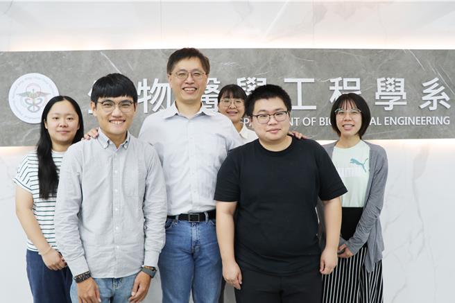 阳明交大生医系教授陈右颖（中）、博士生李思儒（左二）及实验室团队，研究以石墨烯神经探针晶片治疗忧郁症。（阳明交大提供／林志成台北传真）
