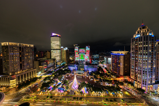 「巨星耶诞演唱会-一起闪耀缤纷之夜」，将于12/9(六)及12/10(日)，眾星齐聚热力开唱!(图/新北市政府观光旅游局提供) 