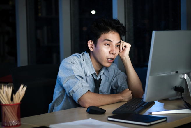 为了工作需求或更好的薪水待遇，许多人被迫上大夜班。（示意图／shutterstock）