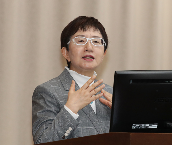 立法院財政委員會27日審查113年度中央政府總預算案附屬單位預算營業部分，關於財政部主管台灣土地銀行股份有限公司、財政部印刷廠、台灣菸酒股份有限公司，財政部長莊翠雲（圖）上台答詢。（劉宗龍攝）