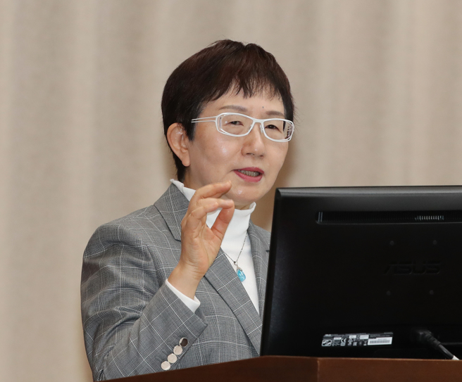 立法院财政委员会27日审查113年度中央政府总预算案附属单位预算营业部分，关于财政部主管台湾土地银行股份有限公司、财政部印刷厂、台湾菸酒股份有限公司，财政部长庄翠云（图）上台答询。（刘宗龙摄）