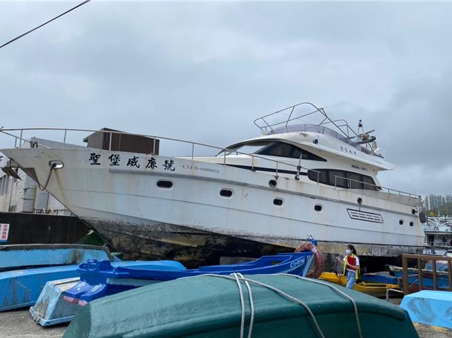 行政执行署宜兰分署将于12月4日拍卖2010年查扣的娱乐渔船，不过船内许多仪器及内装，都需要重新整理。（行政执行署宜兰分署提供／张志康基隆传真）