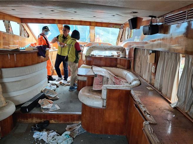 行政执行署宜兰分署将于12月4日拍卖2010年查扣的娱乐渔船，不过船内许多仪器及内装，都需要重新整理。（行政执行署宜兰分署提供／张志康基隆传真）