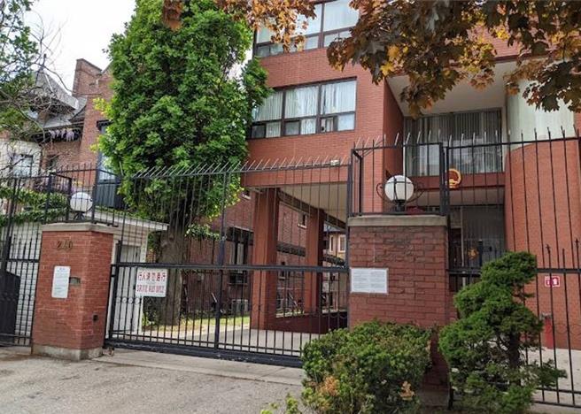 加拿大安大略省多倫多附近一條高速公路，當地時間25日深夜有兩車相撞，造成4名大陸籍留學生和一名婦女身亡。圖為大陸駐多倫多總領館。（翻攝自香港東網）