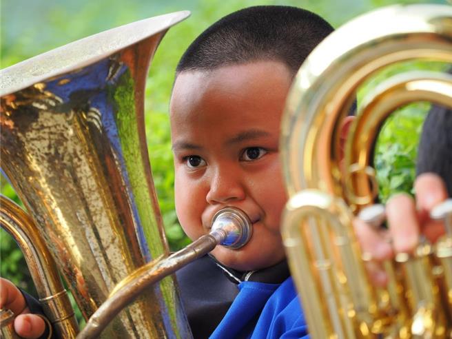 大埔国中小日前参加嘉义县112学年度学生音乐比赛，年纪最小的四年级低音号手卖力吹奏。（大埔国中小提供∕吕妍庭嘉义传真）
