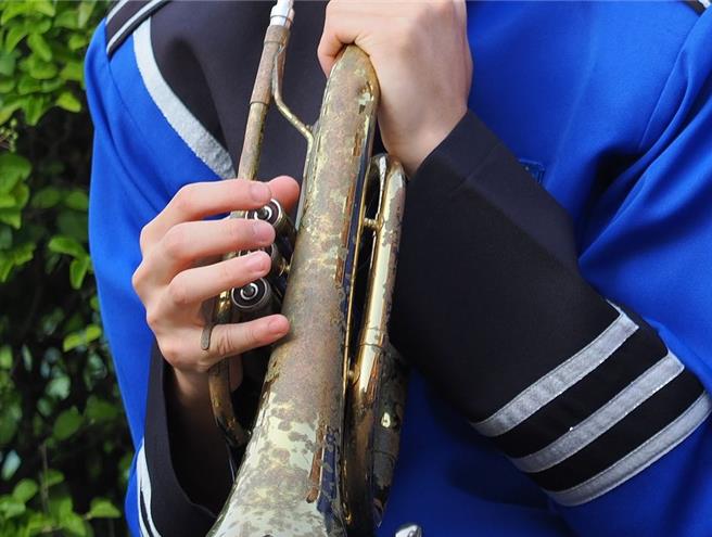 在5所学校奥援下，大埔国中小募得乐器，虽然乐器已有歷史显得斑驳，学生仍努力吹出悠扬乐音乐器。（大埔国中小提供∕吕妍庭嘉义传真）