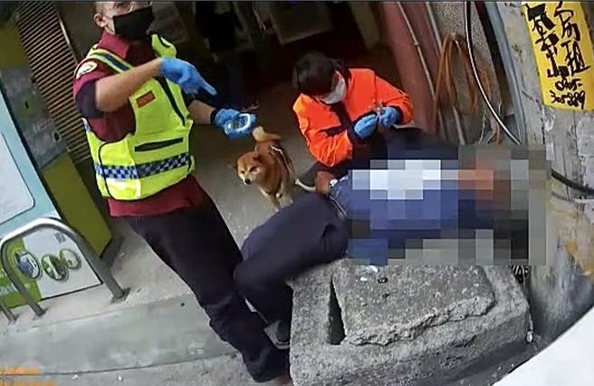 警消获报赶抵第3市场，发现男子血糖剩30多有性命危险，将男子送医。（警方提供／杨静茹南投传真）