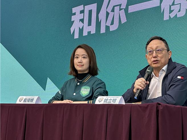 賴清德全國競選總部主委姚立明（右）、發言人戴瑋姍（左）27日上午召開賴清德總統競選影片「選一個和你一樣好的人」公布記者會。（黃婉婷攝）