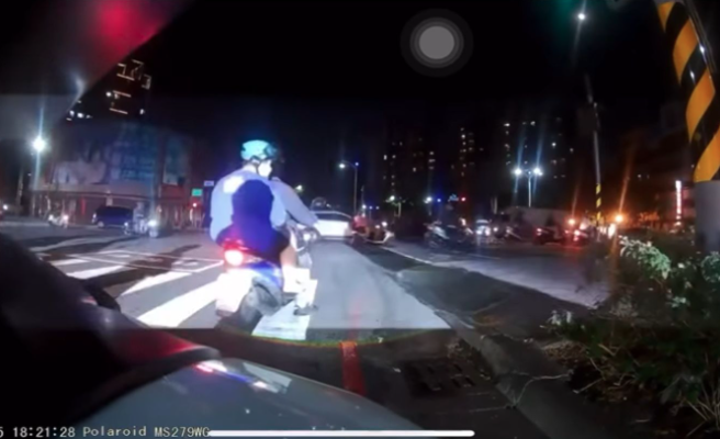 雙載騎士紅燈右轉被科技執法抓到，馬上啟動閃光燈連拍。(翻攝自爆廢1公社FB)