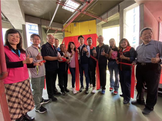 台中市太平区新平公有车场启用逾20年，经地方争取，台中市交通局编列300多万元经费增设电梯，27日盛大启用。（冯惠宜摄）