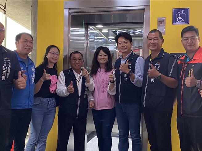 台中市太平区新平公有车场启用逾20年，经地方争取，台中市交通局编列300多万元经费增设电梯，27日盛大启用。（冯惠宜摄）