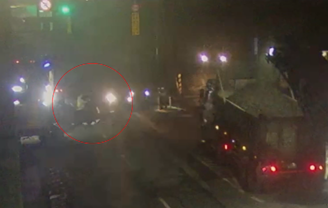 遭拦5人组心生不满，现场与施工人员发生口角衝突，动手痛殴出面调解的工程师，甚至一併将要前来拉架的砂石车驾驶推到在地。（图 / 刘咏韵翻摄）