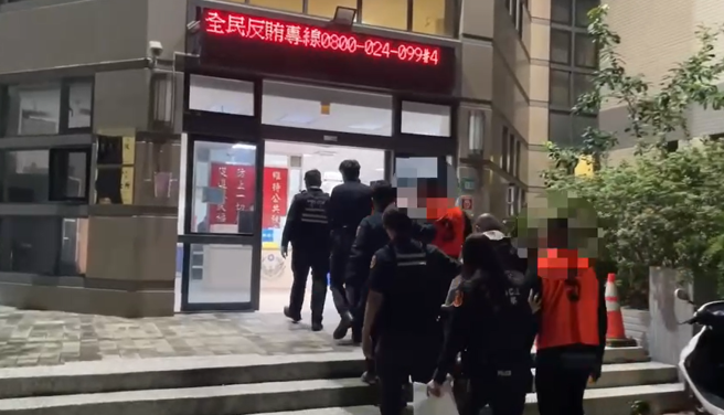 警方获案后调阅监视画面以车追人，半小时内将5嫌逮捕归案。图为嫌犯带回画面。（图 / 刘咏韵翻摄）