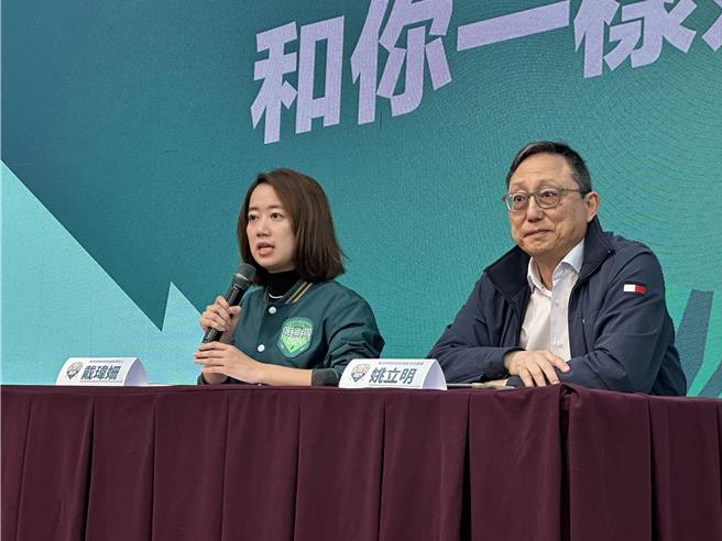 賴清德全國競選總部主委姚立明（右）、發言人戴瑋姍（左）27日召開賴清德總統競選影片「選一個和你一樣好的人」公布記者會。（黃婉婷攝）