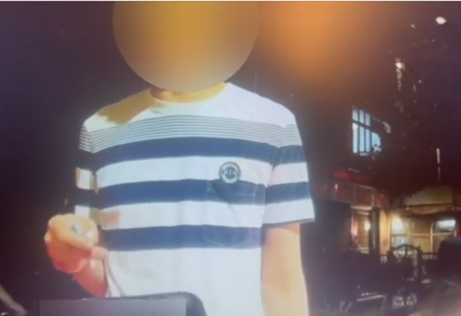 货车司机违停态度差，拒不出示证件。(翻拍影片)