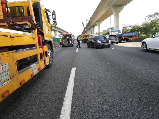 国道1号北向53.7公里桃园路段今天早上发生3车碰撞事故，疑似37岁黄姓男子驾驶营业大货车变换车道不当碰撞到33岁谢姓女子驾驶的轿车，该轿车又撞上28岁林姓男子驾驶的轿车，其中陈姓男子、彭姓女子轻伤，详细事故原因还需警方厘清。（翻摄照片）