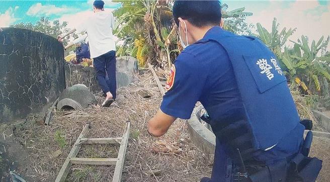 高雄旗山27日发生老翁跌落水井，警消到场救援。（翻摄照片／林瑞益高雄传真）