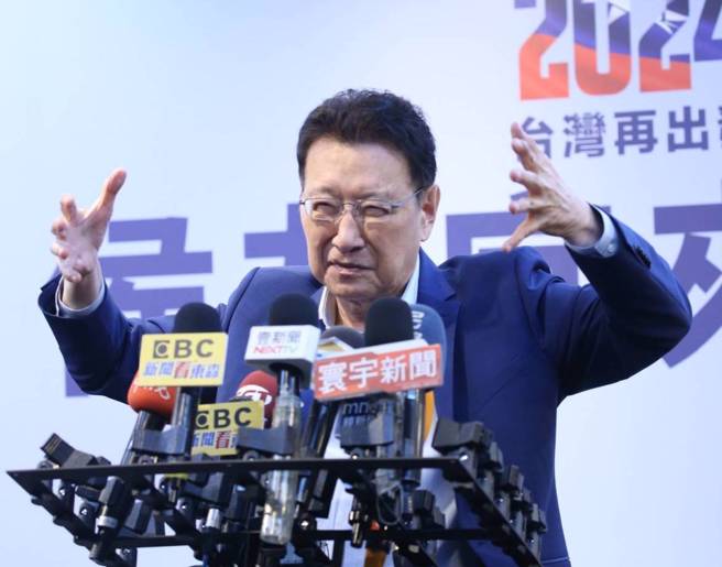 国民党副总统参选人赵少康27日，在竞选办公室针对时事议题接受媒体採访。（陈君玮摄）