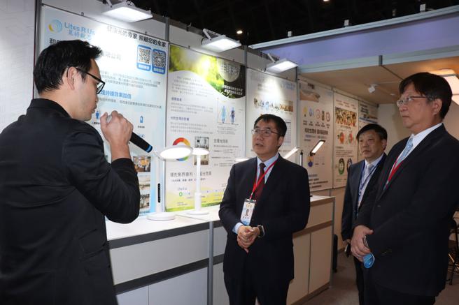 台南市长黄伟哲听取直流电灯具解说。(图片来源：记者谢欣泽拍摄)