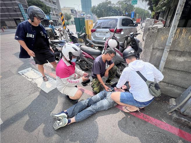 高雄凤山一名妇人遭诈骗集团假扮警察、检察官恐吓取财，凤山警方假扮路人、外送员埋伏逮到车手。（警方提供／任义宇高雄传真）