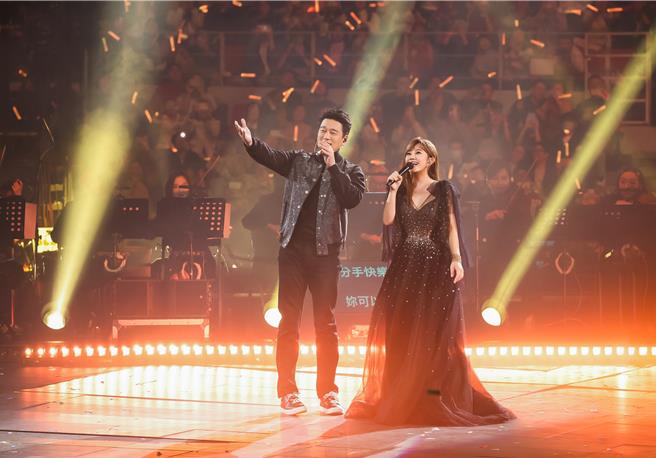 梁静茹（右）25日演唱会邀请王耀庆同台合唱。（天熹娱乐提供）