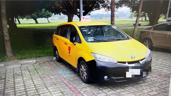 计程车车主们取车时，发现车窗破裂，气得向警方报案。（永和警分局提供）