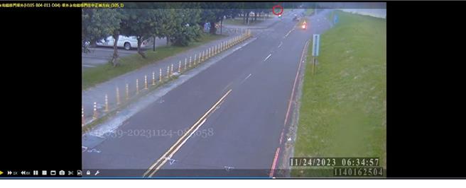 24日清晨，谢男骑车至永和堤外绿宝石停车场，他见四下无人，手持起子，击破8辆计程车车窗，窃走车内零钱，共得手近1万元。（永和警分局提供）