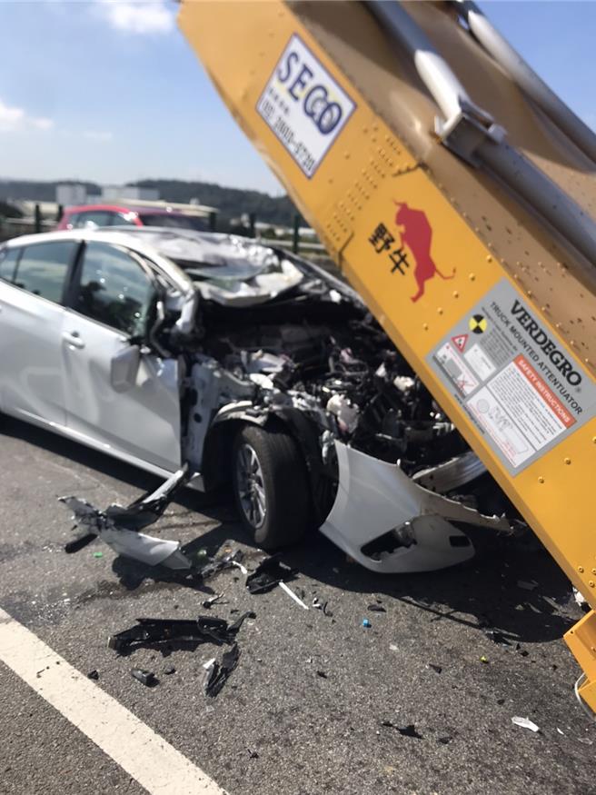 轎車車頭嚴重毀損。（民眾提供／李京昇苗栗傳真）