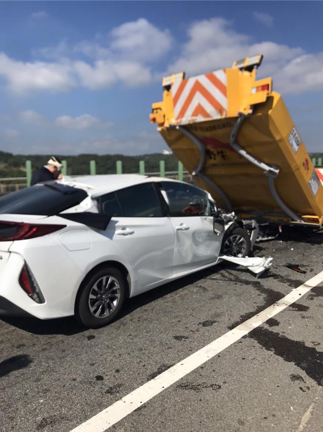 轎車嚴重毀損。（民眾提供／李京昇苗栗傳真）