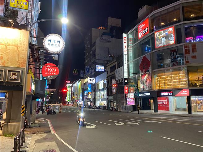 新竹市旧城区商圈的人潮近年每下愈况，包括站前、东门、旧城等商圈荣景不再，市议员黄文政27日要求市府再想想办法。（陈育贤摄）