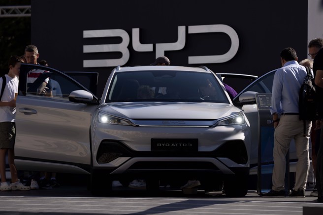 大陆电动车市场竞争激烈，比亚迪营运如履薄冰。（图／路透社）