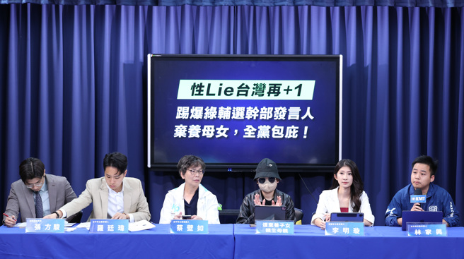 國民黨中央黨部27日舉行「性Lie台灣再+1 踢爆賴清德輔選幹部棄養母女，全黨包庇！」記者會， 遭棄養子女之親生母親（右三）、協助訴訟律師張方駿（左一）、台中市立委候選人羅廷瑋（左二）、 台中市立委候選人蔡壁如（左三）、高雄市立委候選人李明璇（右二）、台中市立委候選人林家興（右一）出席，遭棄養子女之親生母親要求賴清德管好他們黨內候選人。（陳俊吉攝）