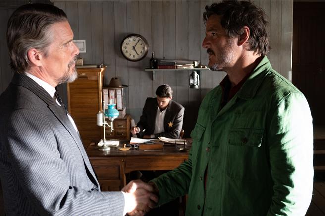 伊森霍克（左起）、佩德罗帕斯卡在《荒漠断背情》中有许多精彩对手戏。（传影互动提供）